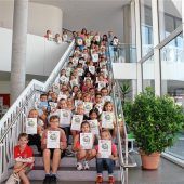<p>Fototermin auf der Treppe, die Jahr für Jahr von immer mehr „Leseratten“ gefüllt wird.Foto sel</p>