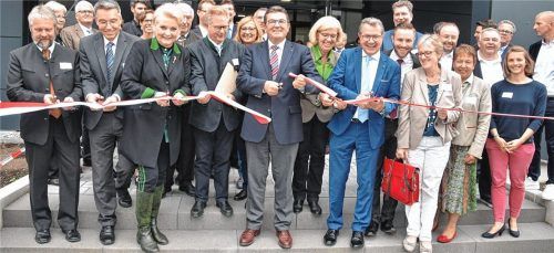 Freude über das vollendete Werk: Wirtschaftsminister Franz Josef Pschierer (Mitte) mit den Förderern und Initiatoren des Projektes Stellwerk 18. Foto Schlecker