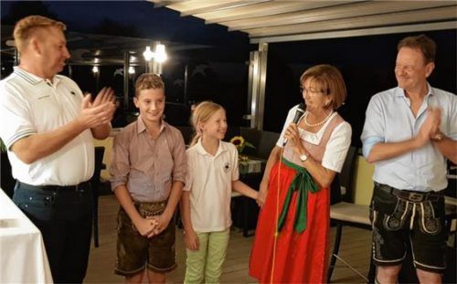 Freuen sich mit der Jugend über den hohen Erlös des Turniers: Spielleiter Klaus Bressel (links), Franziska Bauer, Geschäftsführerin der KG und Präsident Klaus Salzberger.Foto re