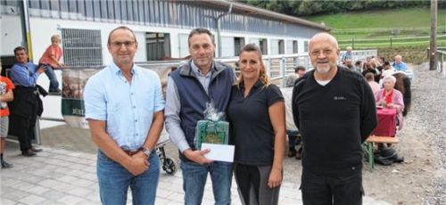 Freuen sich über die neue Reithalle (von links): Bürgermeister Alois Salzeder, Gerhard und Carolin Preintner, Pater Bernhard Stiegler.Foto hpf