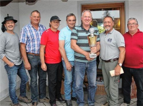 Freut sich über den Pokal: Trachtler-Vorsitzender Christian Mayerhofer mit den Schützen Matthias Meindl, Wolfgang Lanzinger, Günther Kneidl und Georg Lanzinger sowie dem Vorsitzenden des Hacklsteckenvereins Georg Meindl und Sportreferent Hans Baumgartner.Foto  hpf