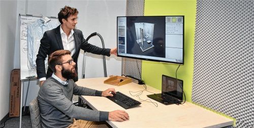 Frisch eingezogen und schon im Arbeitsmodus: die Geschäftsführer der Tjiko GmbH, Lukas Schiffer (stehend) und Markus Hoos. Fotos Schlecker