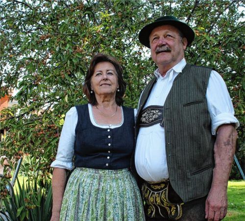 Froh über die Entscheidung im Jahr 2011: Walter und Anneliese Weinzierl. Walter Weinzierl engagiert sich nicht nur in Sachen Organspende – er ist auch Ehrenvorstand des Inngautrachtenverbands und Ehrenkassier des Bayerischen Trachtenverbands sowie Träger des Bundesverdienstkreuzes und der Bezirksmedaille in Silber. Foto Fleindl