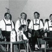 <p>Frühjahrssingen 1970 in Kolbermoor mit Klaus Moser, Max Ranzinger, Herbert Prikril, Ludwig Seiderer, Heiner Seyfried, Rudi Böck, Siegfried Weber, sitzend Sepp und Peter Maier (von links).Fotos re</p>