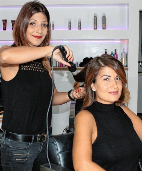 Führt seit zwei Jahren ihren Friseursalon: Serife Akpolat (links). Ihre einzige Angestellte ist Ayse Kain (rechts). Da sie auch ihre Tante ist, führt sie den Laden, wenn Serife nun zwei Monate Blockunterricht an der Meisterschule hat. Die Bald-Friseurmeisterin will dem Bart-Trend Rechnung tragen und demnächst einen professionellen Barber-Service anbieten.Foto kla
