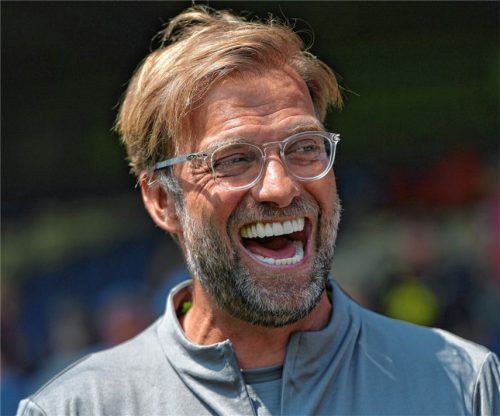 Für jeden Spaß zu haben: Jürgen Klopp, Trainer des FC Liverpool, hat per Video Grüße an den SV Söllhuben gesendet. Foto dpa