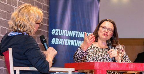 Für mehr soziale Gerechtigkeit in Bayern: SPD-Spitzenkandidatin und Landeschefin Natascha Kohnen (links) im Gespräch mit der SPD-Bundesvorsitzenden Andrea Nahles im Festsaal in Bergen. Foto Effner
