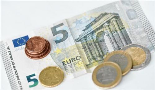 Geld: Das verfügbare Einkommen eines Haushalts hat sich laut Statistik im Raum Rosenheim zuletzt nur im Jahr 2007 spürbar gesteigert. Foto dpa