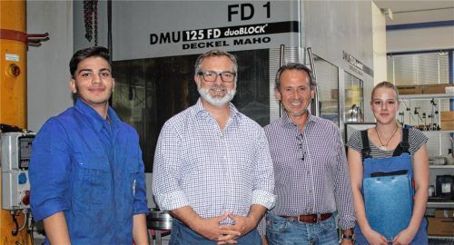 Gemeinsame Ausbildung: MBM-Geschäftsführer Eduard Regele (Zweiter von links) und Werner Zaglauer von der Nachbarfirma ZAGtruck, mit den beiden Auszubildenden zum Feinwerkmechaniker, Wael Alassali und Verena Steinke. Sie stehen vor einem Sechs-Achs-Fräs-Dreh-Zentrum. Foto sen