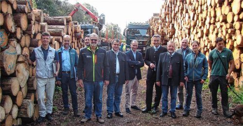 Georg Höhensteiger (Dritter von links) informierte die Besucher über die Bedeutung des Holzlagerplatzes in Marienberg für die Region. Auch stellvertretender Landrat Josef Huber (Vierter von rechts) und der Landtagsabgeordnete Otto Lederer (Fünfter von rechts) waren gekommen. Foto re