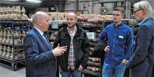 Geschäftsführer Albert Tauschhuber (links) bei dem Rundgang durch die EMG Casting. Foto  hsc