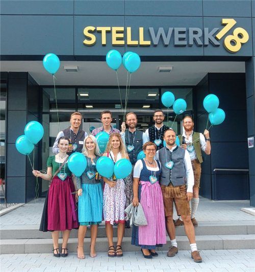 Geschafft: Das komplette Team des Rosenheimer Start-ups 8sense vor ihrem neuen Firmensitz im Gründerzentrum Stellwerk18. Obere Reihe ganz links: Gründer Christoph Tischner, untere Reihe ganz rechts: Mitgründer und Geschäftspartner Ralf Seeland. Foto re