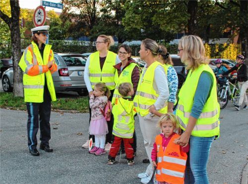 Gestern erhielten die Schulweghelfer an der Adolf-Rasp-Schule von der Polizei die Einweisung für das richtige Verhalten der Kinder am Bus.Foto re