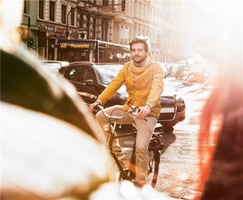 Gesund, preisgünstig und umweltfreundlich: Auf kürzeren Strecken ist das Fahrrad, eventuell noch mit elektrischer Unterstützung, eine gute Alternative zum Auto. Foto  djd/Deutscher Sparkassenverlag/Getty Images/Westend61