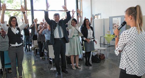 Gesundheitsmanagerin Lena Pietsch (mit Mikrofon) hat die Teilnehmer der Gründungsveranstaltung mit ein paar Übungen gleich richtig in Schwung gebracht. Auch Projektleiterin Dr. Anja Mayr (links) und Wolfgang Hampel (Bildmitte), Leiter des Landwirtschaftsamtes, machten begeistert mit.Foto Heinz