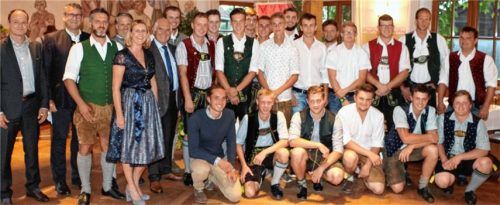 Glückliche und stolze Junggesellen: Die jungen Maurer mit Vertretern aus der lokalen Wirtschaft, der Berufsschulen und ihrer Ausbildungsbetriebe. Fotos stache