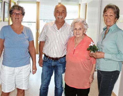 Gratulantenschar: Irmgard Pohl (Zweite von rechts) mit einer Mitarbeiterin des Stifts sowie Sepp Trost, langjähriges Vorstandsmitglied des TSV Neubeuern und ehemaliger Bürgermeister, sowie Agathe Trost (von links).
