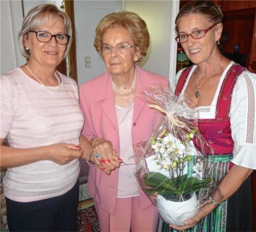 Gratulationen zum Jubiläum: Ermione Roller (Mitte) mit Bürgermeisterin Marianne Steindlmüller (rechts) und ihrer Tochter Petra Leitner. Foto hö