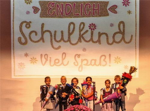 Große Bühne für die Schulanfänger im Mareissaal: Über 87 neue Abc-Schützen freut sich die Mangfallschule.Fotos jt
