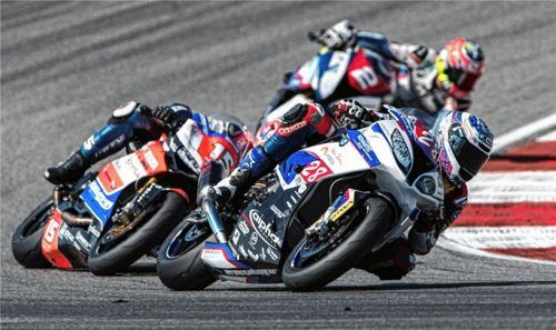 Harter Kampf mit der Konkurrenz: Markus Reiterberger (vorne) vor Federico Sandi (15) und Roberto Tamburini (2).Foto alpha Racing-Van Zon-BMW