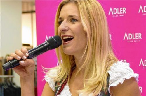 Heimatgefühle weckte Stefanie Hertel bei ihrem Auftritt. Viele ihrer Fans ließen sich ein Autogramm des Volksmusikstars nicht entgehen.Foto hko