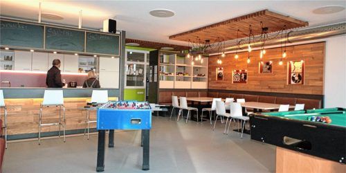 Hell und geräumig, modern und funktional – das neue Schülercafé.Fotos  Stache