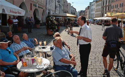 Hemdsärmlig und gut gelaunt begrüßt Hubert Aiwanger, Bundesvorsitzender der Freien Wähler, gestern Nachmittag in Rosenheim einige Zuhörer, die geduldig auf den Beginn seiner Kundgebung auf dem Max-Josefs-Platz gewartet haben. Foto Heise