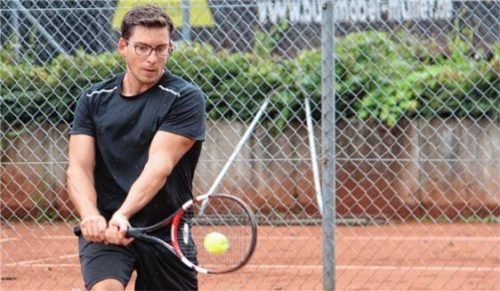 Hochklassiger Turniersport wartet auf alle Tennisfans vom 7. bis 9. September beim „34. Inntal-Tennis-Turnier“ beim DTC Brannenburg. Lokalmatador Maximilian Roth vom TC Neubeuern (DTB-Nr. 349) ist im starken Herren A-Feld an Nummer fünf gesetzt. Foto  Rapp