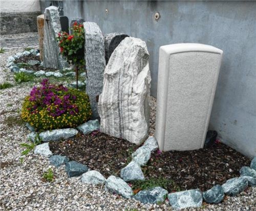 Im Friedhof von St. Erasmus wurden zwei Urnen-Halbkreise erstellt.Foto  bac