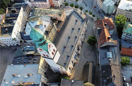 Im Herzen der Stadt Rosenheim, jetzt auch im Fokus einer bundesweiten Ausstellung: Die Kirche St. Nikolaus. Foto Ziegler