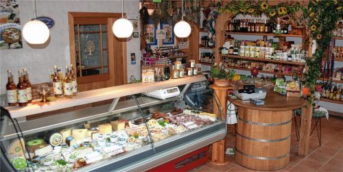 Im Hofladen werden die rund 80 selbst produzierten Bio-Käsesorten verkauft. Das Sortiment wird ergänzt durch Fleisch, Wurst, Wollprodukte, Marmeladen, Honig, Apfelwein, Kräuterfachbücher und vieles andere mehr.