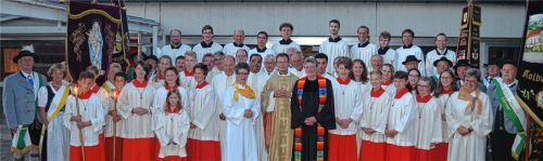 Im Kreise der Mitwirkenden des Festgottesdienstes, an dem auch als ökumenisches Zeichen Pfarrerin Birgit Molnar teilnahm.