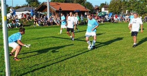 Im Prominentenspiel zum Abschluss des Fußballcamps mit Frank Mill in Breitbrunn vor zwei Jahren setzt Bürgermeister Anton Baumgartner zum Schuss an, flankiert von den ehemaligen Bundesliga-Profis Axel Sundermann (links) und Torsten Kuhnke. Foto Wastl