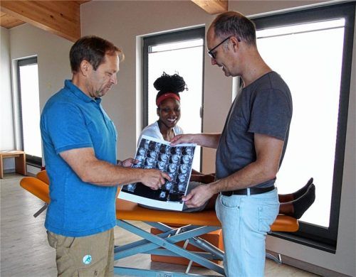 In den besten Händen sind die Spielerinnen bei dem Physiotherapeuten der Nationalmannschaft Hans Friedl (links) und Sportarzt Jörg Schüler (rechts). Foto  pointvogel