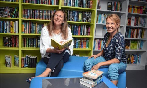In der neuen gemeinsamen Schülerbücherei sichten die Direktorinnen Kerstin Haferkorn (links) und Andrea Dorsch den Bücher-Bestand. Dank einer Spende der Rotarier kann er demnächst aufgestockt werden. Foto db