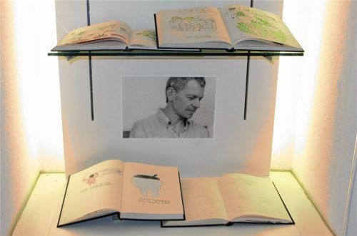 In der Vitrine werden Buchkunstwerke und ein Porträt von Andreas Opperer gezeigt. Foto Heuser