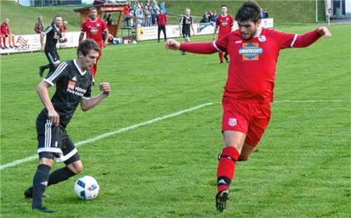 Inzells Torschütze Fabian Zeidler (links) lässt den Traunsteiner Fabio Thomas ins Leere laufen.Foto Wegscheider