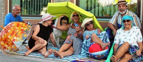 Jede Menge Spaß haben diese Senioren, die sich einmal die Woche in der Sozialen Stadt in Raubling zu „Lydias Tanzlounge“ treffen. „Wir gehören noch lange nicht zum alten Eisen“, beweisen sie mit ihrem Fotoshooting, bei dem sie als flotte Fotomodelle für das Bürgerfest am Samstag werben.Fotos re