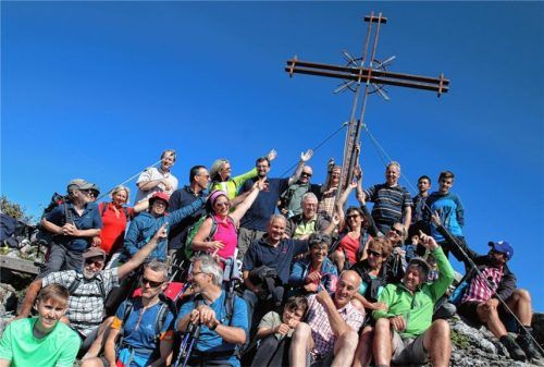 Jeder hat sein Kreuz zu tragen – und wer es auf einen Gipfel trägt, muss sich besonders schinden. Wenn aber alle zusammen helfen, wird das was – lautete die Botschaft der Bergmesse am Spitzstein. Freunde und Mitarbeiter der Einrichtung Don Bosco trafen sich hier. Vor einem Jahr schleppten die Schüler das Material für das Kreuz hier hoch.Foto re
