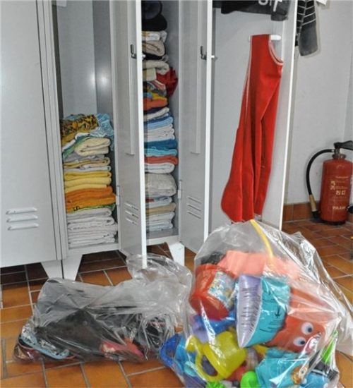 Jedes Jahr bleiben eine Vielzahl von Fundsachen im Waldbad zurück. Handtücher und Badesachen werden gewaschen und bis zum Beginn der neuen Badesaison aufgehoben.Fotos  hsc