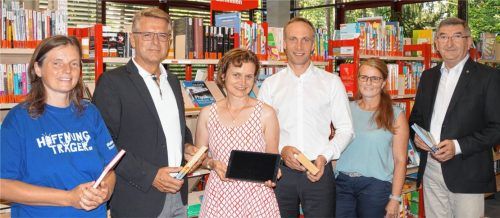 Jetzt geht es los mit dem sozialen Lieferservice, den die Stadtbücherei mit der evangelischen Diakonie organisiert. Im Haus des Buches trafen sich zum Auftakt (von links): Annette Neumnn (Diakonie), Manfred Fromberger vom Lions Club, der das Projekt mit einer Spende unterstützt, Büchereileiterin Bianca Mertin, Bürgermeister Robert Pötzsch, Sabine Kapsegger, die die Bücher mit Susanne Kuhn zu den Senioren bringt, und Joachim Helwig (Lions Club).Foto  mse