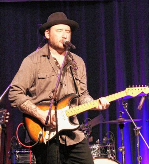 Josh Smith: ein Ausnahmemusiker auf den Bühnenbrettern im Rimstinger Feuerwehrhaus. Foto TOM