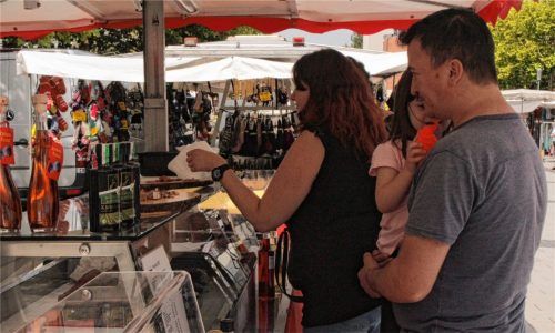 Junge Familien wie die Rubinos möchte die Marktgilde gerne auf den Waldkraiburger Wochenmarkt locken.Foto  mse