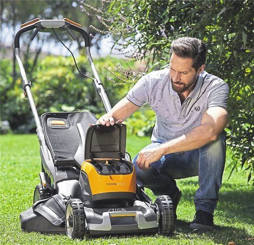 Kein lästiges Benzin-Nachfüllen mehr: Jährlich werden in Deutschland schon jetzt rund250000 akkubetriebene Rasenmäher verkauft.Foto Stiga/dpa