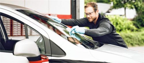 Klare Sicht – auch für die Fahrerassistenzsysteme: Nach dem Einbau einer neuen Windschutzscheibe müssen Sensoren und Kameras neu kalibriert werden. Foto  djd/Carglass