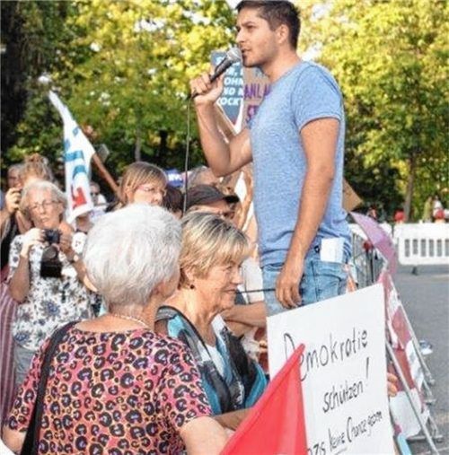 Kleiner Eklat bei der Anti-AfD-Demo, bei der es um ein gemeinsames Ziel ging: Bürger stellen sich gegen Faschismus, Rassismus und Ausgrenzung. Die örtliche CSU ist willkommen, darf aber nicht sprechen. Eva Köhr (mit Schild) ärgerte sich über Kilian Maier (am Mikro).Foto kla