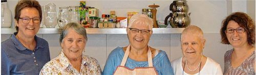Kochen als Gemeinschaftsprojekt: Dagmar Badura, Helma Lauermayer, Ingeborg Surholz und Martina Kaul (von links) haben die Rezepte für das Koch- und Backbuch zusammengestellt – und auch ausprobiert.Foto re