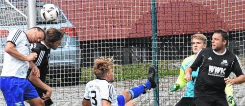 Kopfballduell vor dem Riederinger Tor zwischen SVR-Akteur Michael Harter und Wagings Andreas Kammel (links).Foto Hofmann