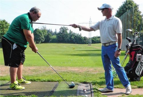 Korrektur von Trainer und Profi Frank Schefer: Golfanfänger Thomas Neumeier hat die Schulter zu weit vorne. Fotos  Ziegler