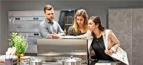 Küchenfachberater kennen sich mit der neuesten Technik aus. Foto djd/Fachschule des Möbelhandels
